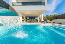 Luksuzna vila s bazenom i pogledom na more na atraktivnoj lokaciji, Nin, Kuća