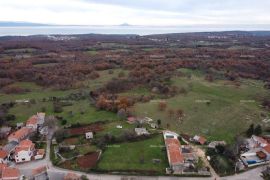 Građevinsko zemljište COKUNI, građevinski teren sa riješenim pristupnim putem i građevinskom dozvolom., Marčana, Terra