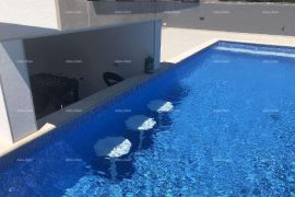 Kuća Loborika Vila s bazenom!, Pula, Casa