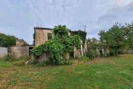 Kuća Stare ruševne kuće na velikom terenu od 6880 m2., Gračišće, Σπίτι