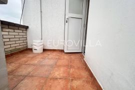 Pula - trosobni stan s terasom na 100 metara od Arene, NKP 52 m2, Pula, Apartamento