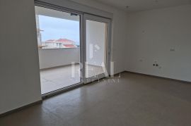 NOVALJA-stan u urbanoj vili od 80 m2, 2S+DB, Novalja, Appartment