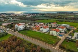 Istra, Novigrad, građevinsko zemljište 1.858 m2 stambene namjene, Novigrad, Zemljište