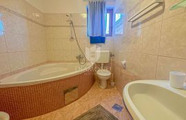 Apartman u centru Premanture 800m od mora, Medulin, Appartment