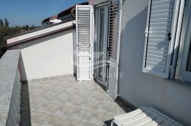 Jadranovo, kuća sa tri apartmana, Crikvenica, بيت