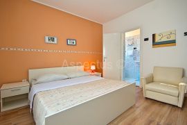 Apartmanska kuća, 12 apartmana,blizina plaže, Umag, Umag, Kuća