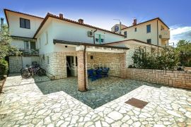 Apartmanska kuća, 12 apartmana,blizina plaže, Umag, Umag, Kuća