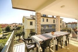 Apartmanska kuća, 12 apartmana,blizina plaže, Umag, Umag, Kuća