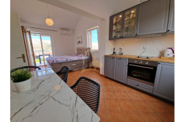 2 apartmana s pogledom na Paški zaljev, 81m2, Pag, Stan