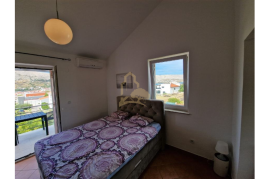 2 apartmana s pogledom na Paški zaljev, 81m2, Pag, Stan