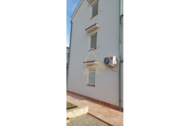 2 apartmana s pogledom na Paški zaljev, 81m2, Pag, Stan