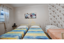 Apartmanska vila s potencijalom, Seget Vranjica, Seget, Kuća