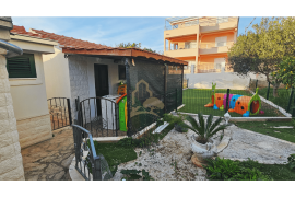 Apartmanska vila s potencijalom, Seget Vranjica, Seget, Kuća