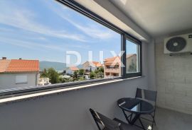 OTOK KRK- Grad Krk, okolica, stan 84,07 m2 sa prekrasnim pogledom, tri terase, parkirnim mjestom, na lijepoj lokaciji, prilika!, Krk, Διαμέρισμα