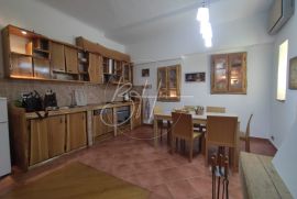 Dvosoban stan u centru Pule, 90 m2, Pula, Flat