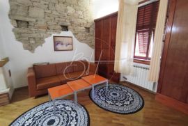 Dvosoban stan u centru Pule, 90 m2, Pula, Flat