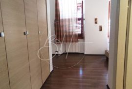 Dvosoban stan u centru Pule, 90 m2, Pula, Flat