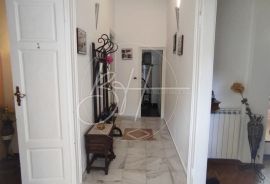 Dvosoban stan u centru Pule, 90 m2, Pula, Flat