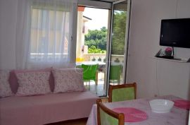 Apartmanska kuća sa četiri stambene jedinice, Fažana, Дом