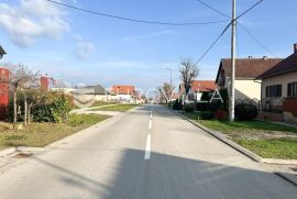 Vukovar, Sajmište, građevinsko zemljište površine 298 m2 s upisanom kućom, Vukovar, Terra