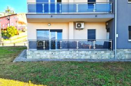 PRIZEMLJE SA GARAŽOM I POGLEDOM NA MORE, Rijeka, Apartamento