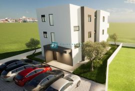 VODICE, novo, 1. kat, 650 m do mora, vrt 42 m2, 2 parking mjesta, Vodice, Appartement