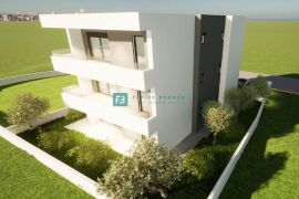 VODICE, novo, 1. kat, 650 m do mora, vrt 42 m2, 2 parking mjesta, Vodice, Appartement