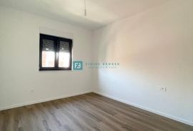 VODICE, novo, 1. kat, 650 m do mora, vrt 42 m2, 2 parking mjesta, Vodice, Appartement