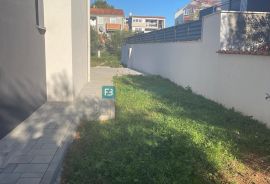 VODICE, novo, 1. kat, 650 m do mora, vrt 42 m2, 2 parking mjesta, Vodice, Appartement