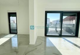 VODICE, novo, 1. kat, 650 m do mora, vrt 42 m2, 2 parking mjesta, Vodice, Appartement