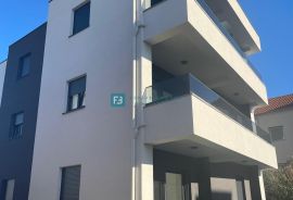 VODICE, novo, 1. kat, 650 m do mora, vrt 42 m2, 2 parking mjesta, Vodice, Appartement