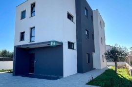 VODICE, novo, 1. kat, 650 m do mora, vrt 42 m2, 2 parking mjesta, Vodice, Appartement