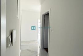 VODICE, novo, 1. kat, 650 m do mora, vrt 42 m2, 2 parking mjesta, Vodice, Appartement