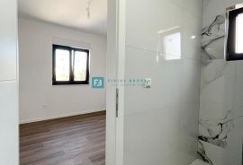 VODICE, novo, 1. kat, 650 m do mora, vrt 42 m2, 2 parking mjesta, Vodice, Appartement