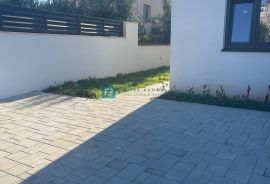 VODICE, novo, 1. kat, 650 m do mora, vrt 42 m2, 2 parking mjesta, Vodice, Appartement