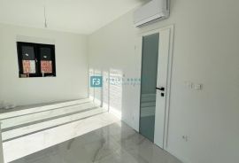 VODICE, novo, 1. kat, 650 m do mora, vrt 42 m2, 2 parking mjesta, Vodice, Appartement