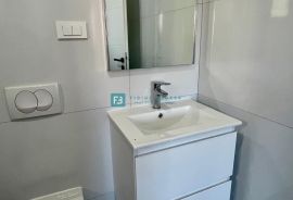 VODICE, novo, 1. kat, 650 m do mora, vrt 42 m2, 2 parking mjesta, Vodice, Appartement