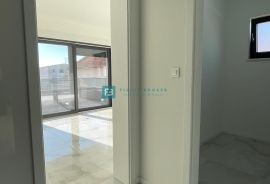 VODICE, novo, 1. kat, 650 m do mora, vrt 42 m2, 2 parking mjesta, Vodice, Appartement