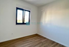 VODICE, novo, 1. kat, 650 m do mora, vrt 42 m2, 2 parking mjesta, Vodice, Appartement