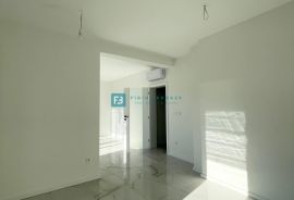 VODICE, novo, 1. kat, 650 m do mora, vrt 42 m2, 2 parking mjesta, Vodice, Appartement