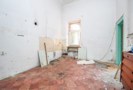 Povoljan stan sa velikim potencijalom u centru Pule, Pula, Appartement