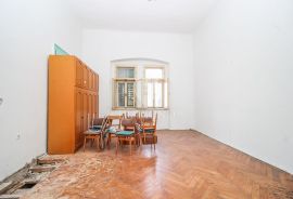 Povoljan stan sa velikim potencijalom u centru Pule, Pula, Appartement