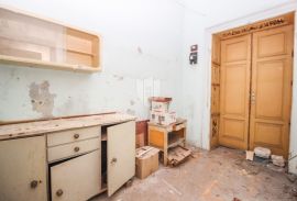 Povoljan stan sa velikim potencijalom u centru Pule, Pula, Appartement