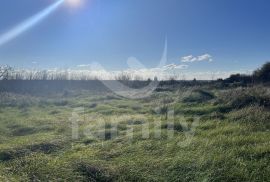 ATRAKTIVNO GRAĐEVINSKO ZEMLJIŠTE SA GRAĐEVINSKOM DOZVOLOM, Ližnjan, Zemljište