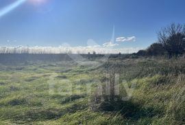 ATRAKTIVNO GRAĐEVINSKO ZEMLJIŠTE SA GRAĐEVINSKOM DOZVOLOM, Ližnjan, Zemljište