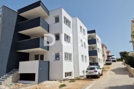 OTOK PAG, MANDRE - apartman u novogradnji 2s+db s pogledom na more, Kolan, Kвартира