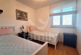 DVOSOBAN STAN 300 M OD PLAŽE NA MIRNOJ LOKACIJI, Rovinj, Appartement