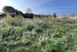 ATRAKTIVNO GRAĐEVINSKO ZEMLJIŠTE NA MIRNOJ LOKACIJI, Pula, Terrain