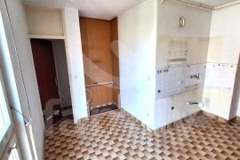 EKSKLUZIVNO OBITELJSKI STAN ZA ADAPTACIJU ODLIČNOG RASPOREDA SA POGLEDOM NA MORE, Pula, Appartement