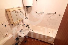 EKSKLUZIVNO OBITELJSKI STAN ZA ADAPTACIJU ODLIČNOG RASPOREDA SA POGLEDOM NA MORE, Pula, Appartement